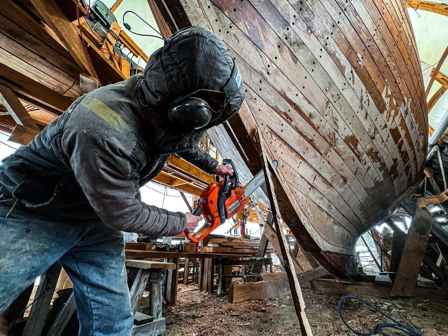 Steve shaping Arabella&rsquo;s cut water with a chainsaw &mdash;
I realized I haven&rsquo;t shared here that I&rsquo;m living in western Massachusetts now - Also, I&rsquo;m working at @acorntoarabella, creating lots of sawdust and iPhone images!!
