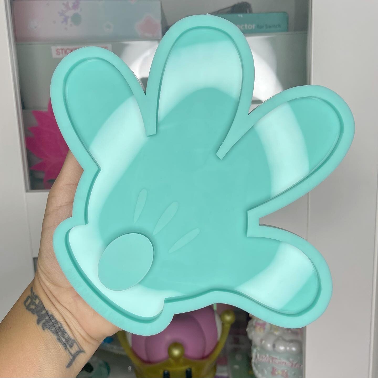 Good news! After many weeks this paint pallet mold will be available during my weekly website release tonight at 9pm Eastern!! Check out my stories a bit later for a full preview of tonight&rsquo;s release! 💗
⭒
⭒
#resin #siliconemold #paintpallet #d