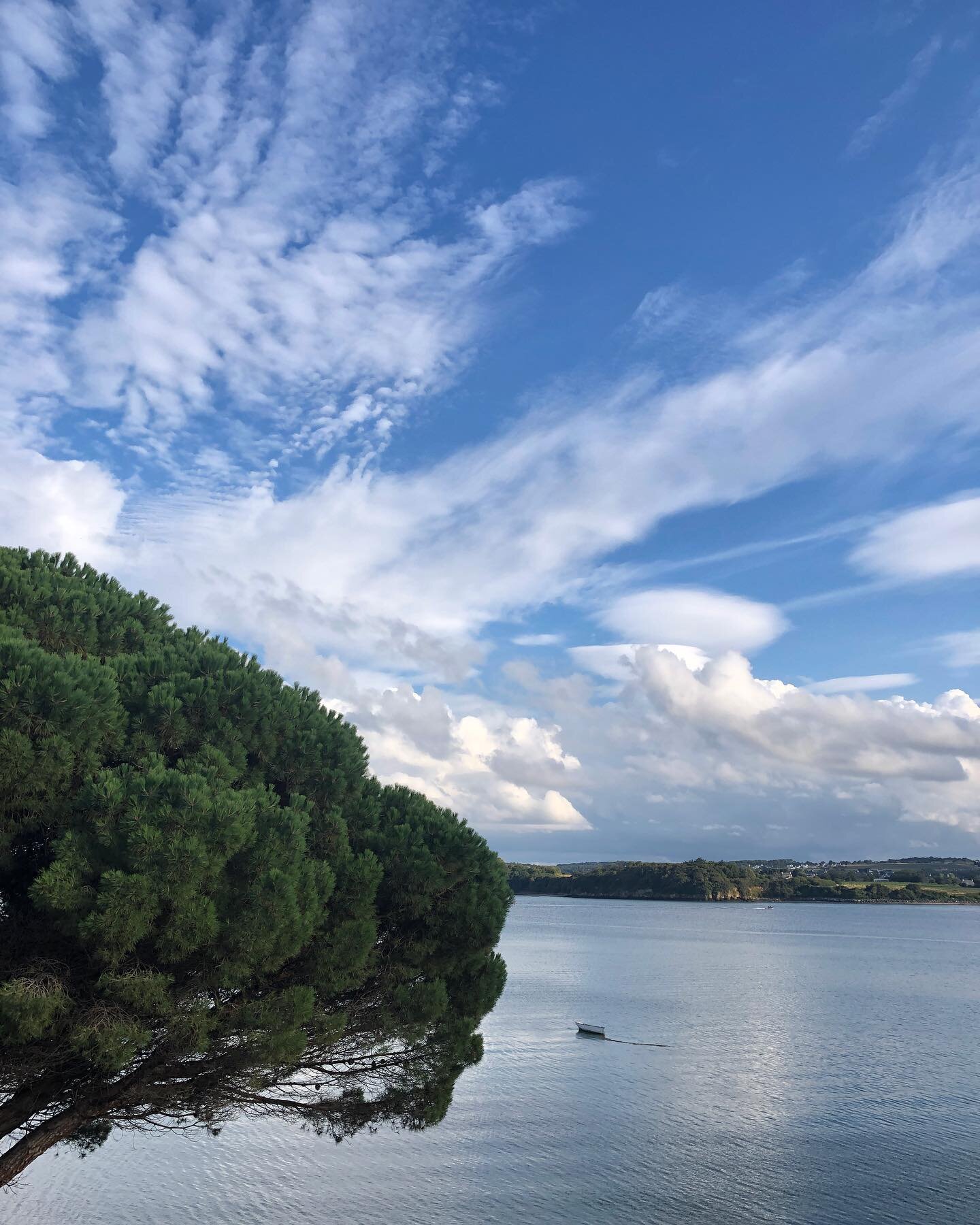 In the place...
&bull;&bull;
#paradise #bretagne #pinparasol #sky #clouds #sea #beauty #bluetherapy #patterninspiration #mercidoro #viewfrommywindow #intheplace