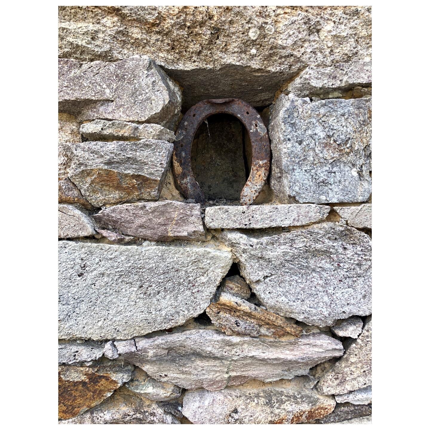Stroke of luck 🍀
&bull;&bull;
#feracheval #portebonheur #house #bretagne #goodluck #stone #stonearchitecture