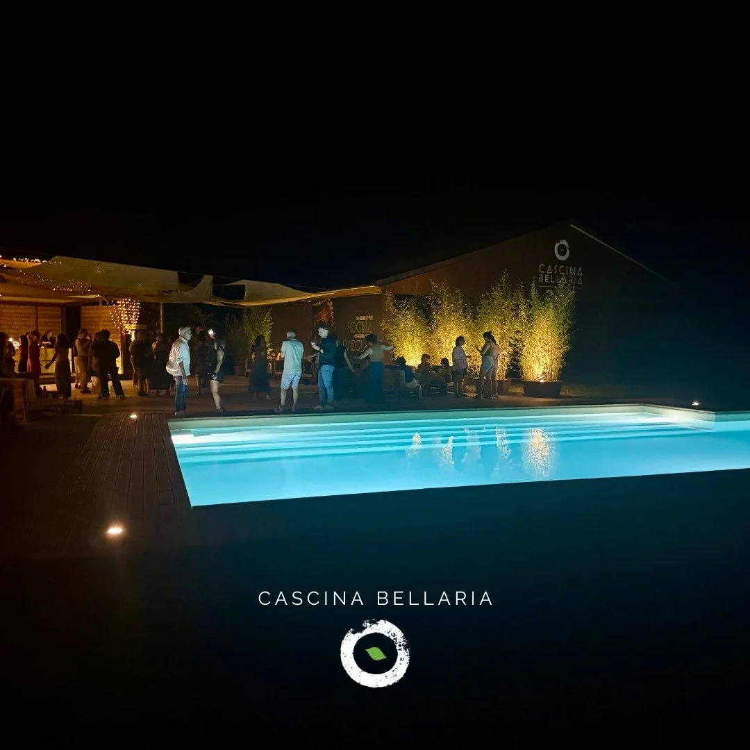 🎶 RICORDI D'ESTATE... di musica e divertimento
Durante l'estate in Cascina c'&egrave; sempre musica nell'aria... tanti amici e tanti artisti passano a trovarci, regalandoci momenti di puro svago e di ottima musica!
🎶
La magia si accende quando cala