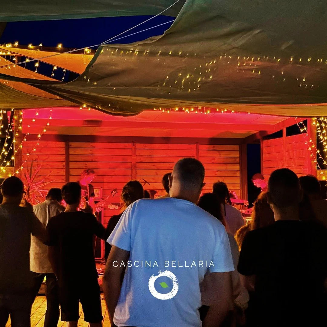 🎶 CHI SIAMO
Quando organizziamo un concerto, ci piace sempre stare un p&ograve; dietro e goderci lo spettacolo. Non solo quello che accade sul palco, ma anche ci&ograve; che accade tra il pubblico. 
Ci piace vedere le persone contente e soddisfatte 