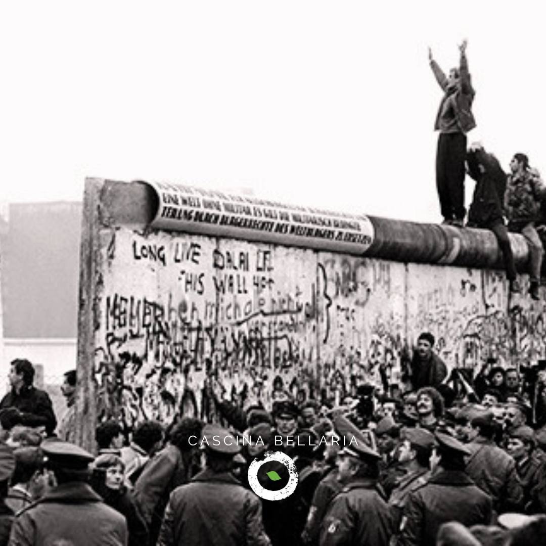📢 LA CORTINA INTERIORE
Oggi, quando scrivo, &egrave; l&rsquo;anniversario della caduta del muro di Berlino. Allora avevo vent&rsquo;anni e ricordo ancora le immagini trasmesse dalla tv e quella elettricit&agrave; libertaria che attraversava l&rsquo;