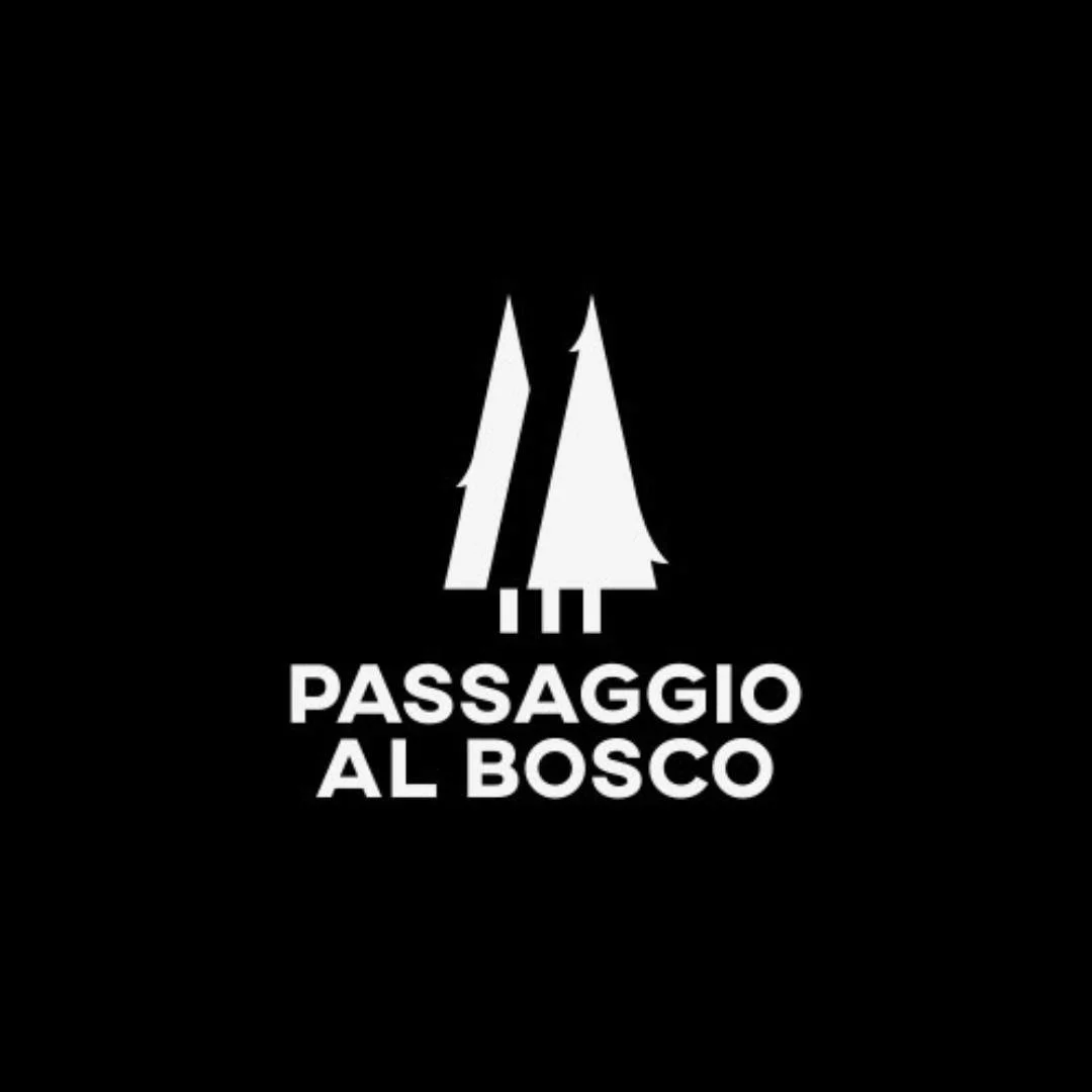 🖌️ GREEN PASS EDITORIALE
Passaggio al Bosco &egrave; l&rsquo;editore degli ultimi miei due libri. In questi giorni sta vivendo una notoriet&agrave; indiretta perch&eacute; un gruppo di scrittori e artisti dei soliti circoletti dei &ldquo;buoni&rdquo