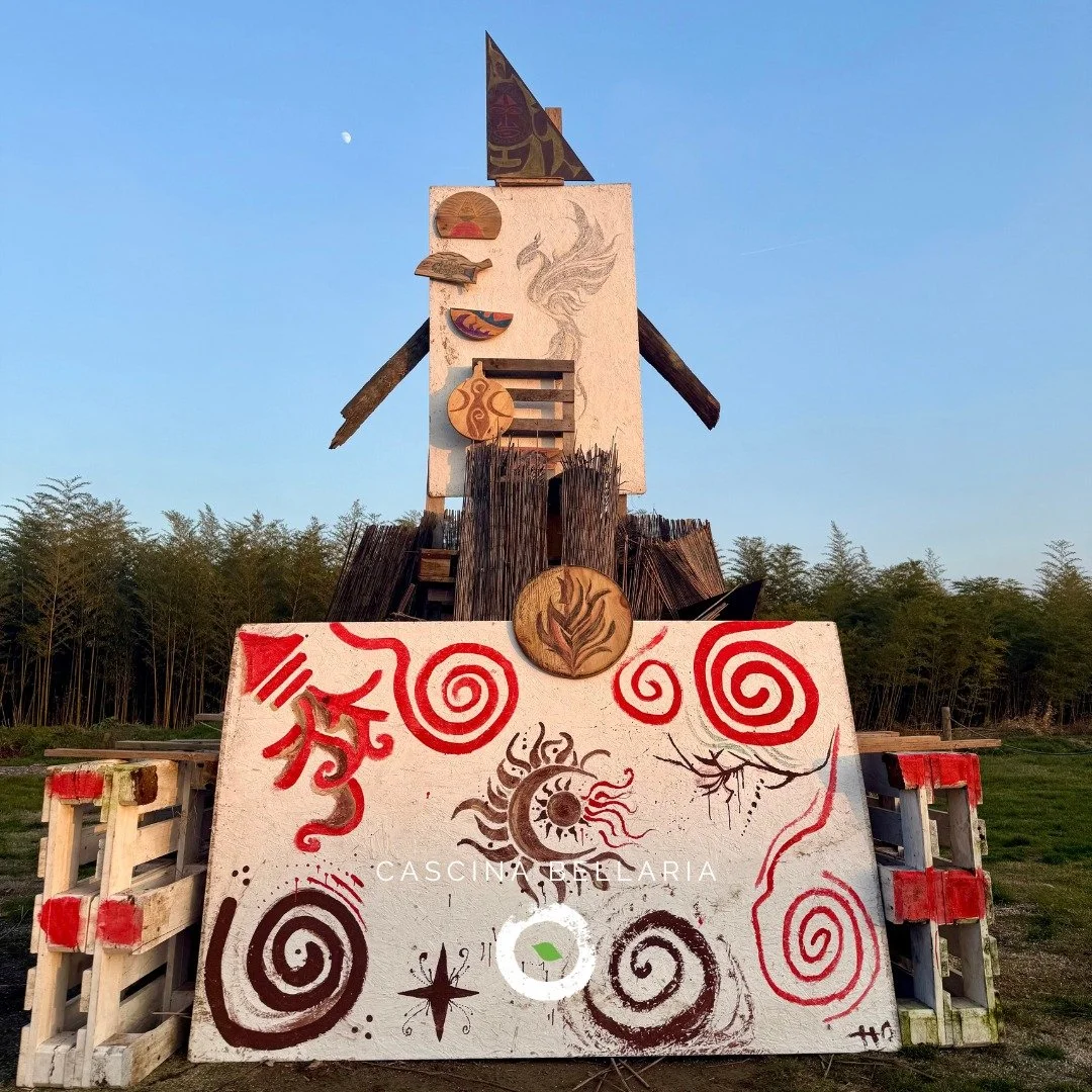 🔥 FAL&Ograve; RITUALE... Work in progress!
Il rito inizia dalla preparazione, non solo l'azione simbolica, ma il processo intero. E in Cascina il rito &egrave; comunitario, esprime la libert&agrave; e l'unicit&agrave; delle persone che si incontrano