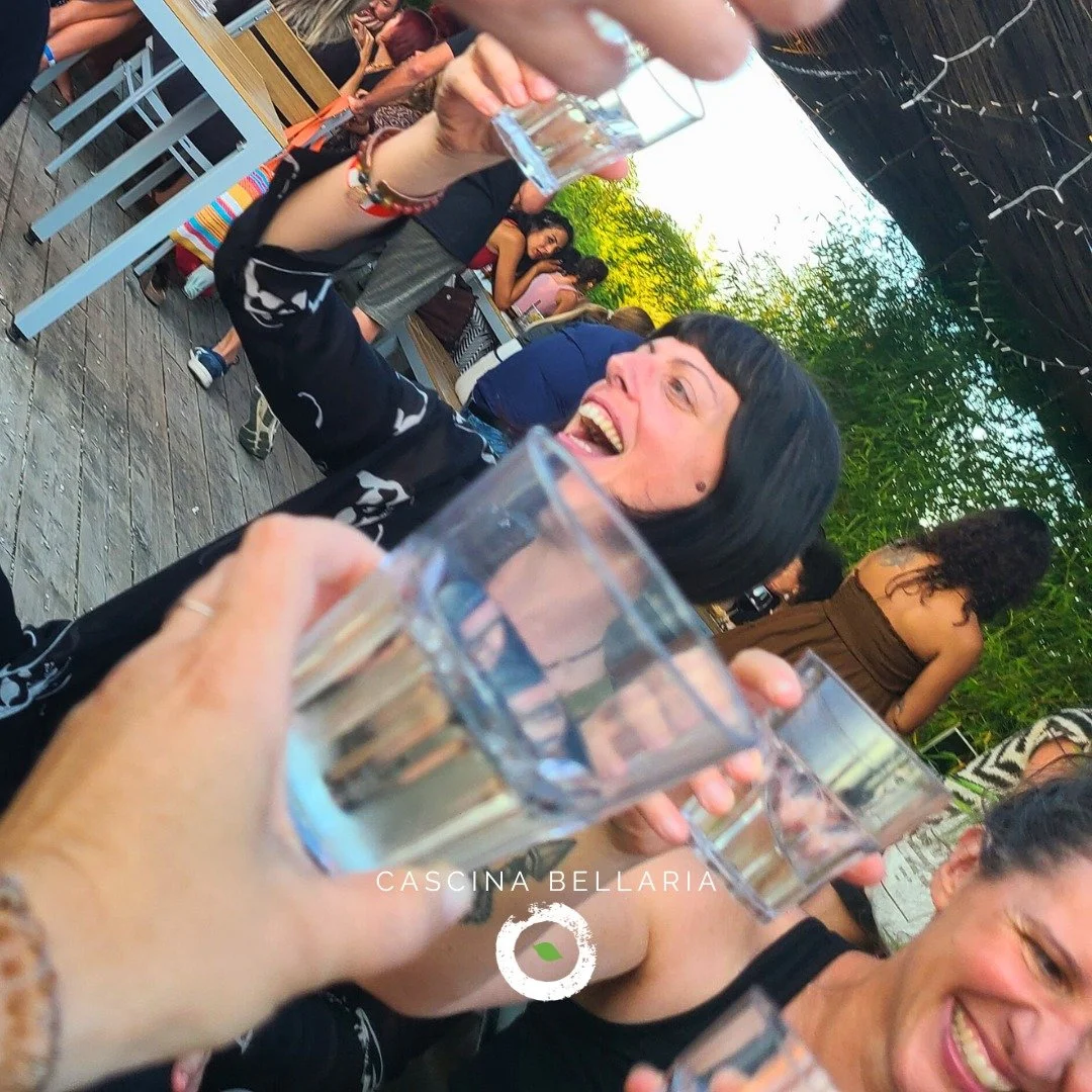 IL TEMPO CONDIVISO 🎶
Non &egrave; solo un posto. &Egrave; il tempo passato insieme.
&Egrave; fermarsi senza fretta, restare anche dopo, quando nessuno guarda l&rsquo;orologio.
 🎶
Le cene lente che diventano conversazioni vere.
Le voci che si intrec