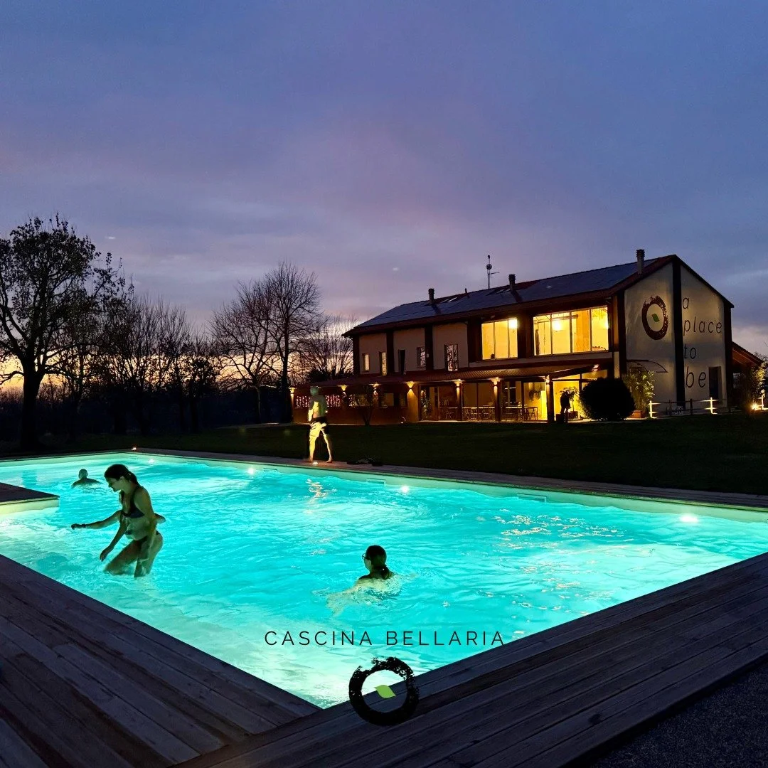 INVERNO A CASCINA BELLARIA
🔥
L&rsquo;anno nuovo l'abbiamo iniziato in acqua, con il freddo addosso e il sorriso in faccia.
Movimento, respiro, bagno in piscina.
&Egrave; stato intenso. &Egrave; stato faticoso. &Egrave; stato divertente.
Esattamente 