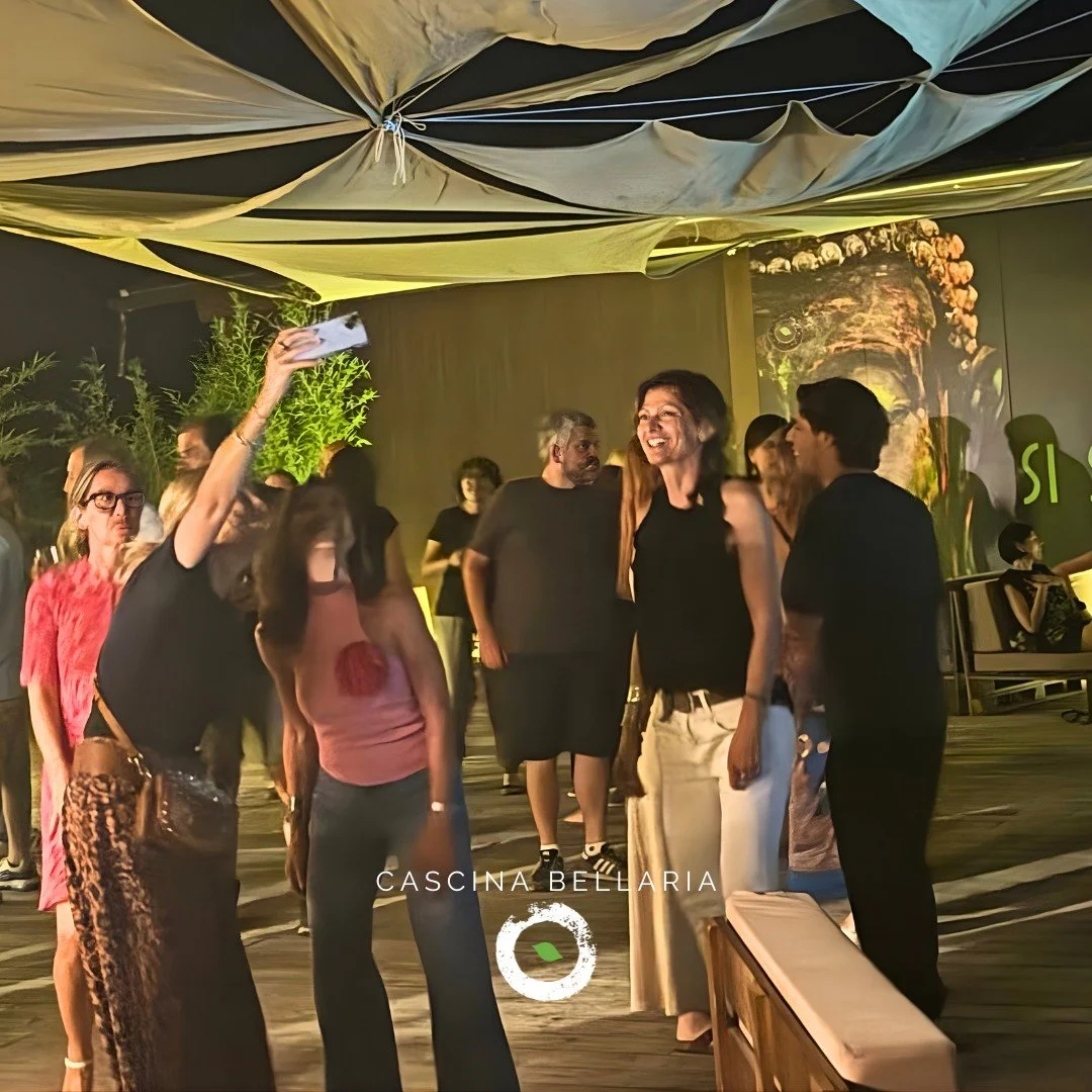 ✨ QUANDO IL TEMPO SI METTE A SUONARE
Non sono solo concerti, sono momenti che restano impressi negli sguardi che si incrociano, nelle risate che occupano lo spazio tra una nota e l&rsquo;altra.
✨
Qui l'energia della gente &egrave; tutto: musica live,