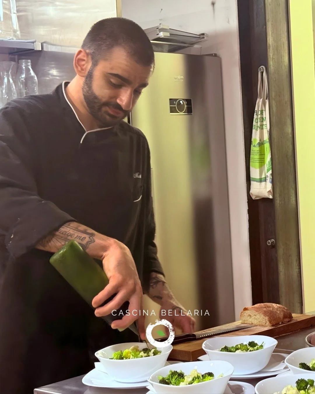 👨&zwj;🍳 Dietro le quinte, ma sempre in prima linea con i suoi piatti ✨
Quest&rsquo;anno vi presentiamo il nostro nuovo giovane Chef Matteo!
Simpatico, bello ed incredibilmente bravo nel suo lavoro 🔥🍽️
.
.
.
.
.
.
.
.
.
.
#music #musicclub #livemu