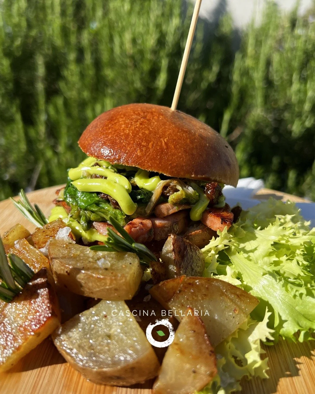 🍔 ✨ BURGER GOURMET DI PESCE - UN'ESPERIENZA TOCCANTE
Bun di nostra produzione con salmone marinato e scottato, indivia riccia saltata con uvetta e aglio, il tutto esaltato da una delicata mayo al prezzemolo.
Il piatto &egrave; completato da un conto
