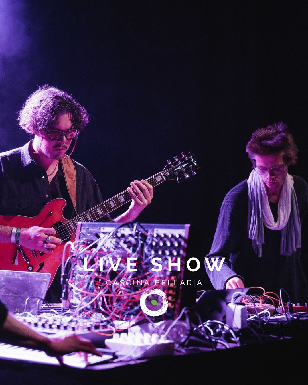 💥 EL CHICO FUENDRE &ndash; LIVE
Un trio musicale di genere krautrock, drone e rock psichedelico proveniente da Vilnius, in Lituania. Dal vivo costruiscono veri e propri rituali sonori elettronici e ipnotici, che uniscono chitarre ruggenti, sintetizz