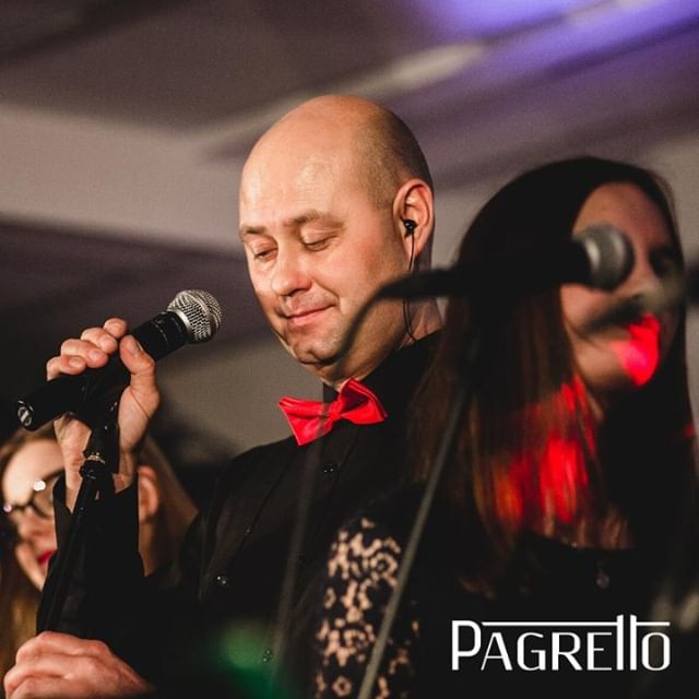 Ta nostalgia po zeszłorocznym koncercie nadal nam towarzyszy. A jak jest u Was?😌⁠
⁠
⁠
#muzyka #koncert #światła #święta #tenczas #pagretto #liczysieatmosferka #pięknie #emocje #kominek #adwent