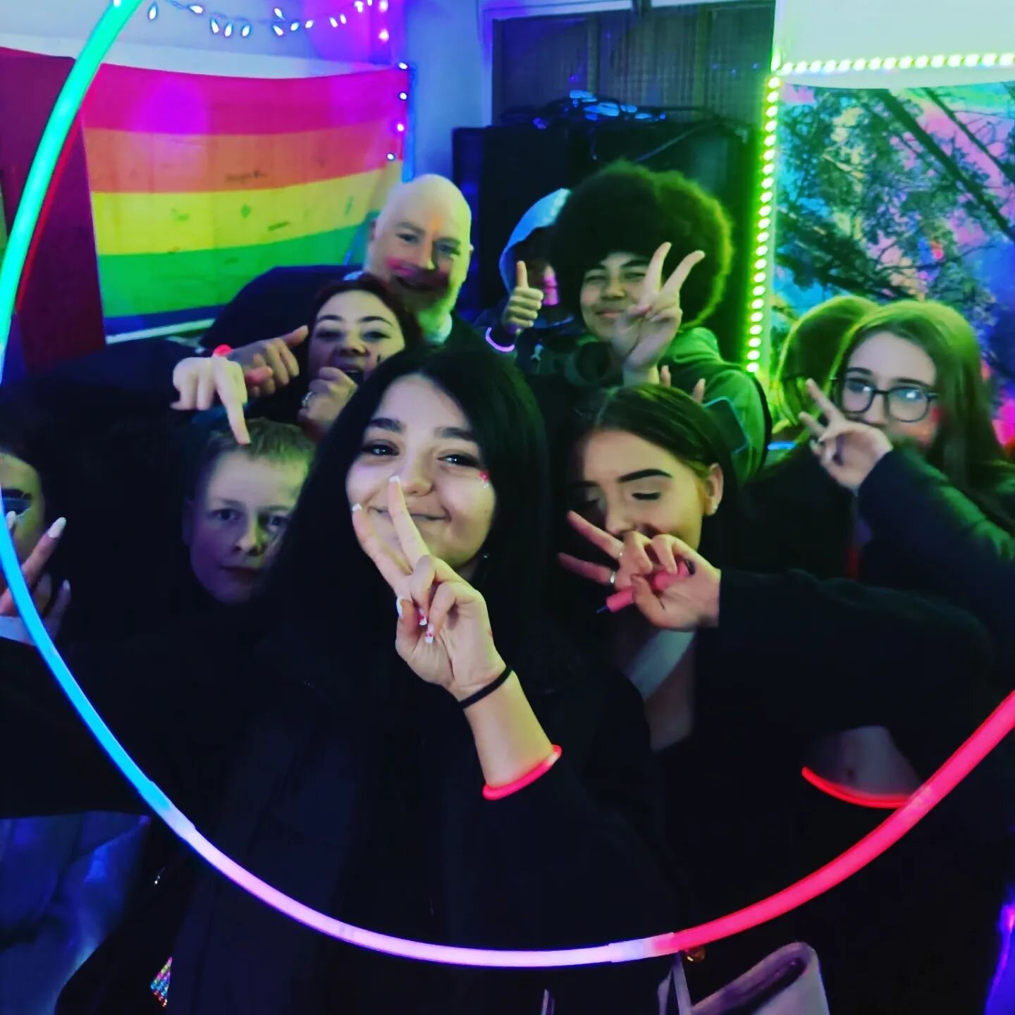 🥳 We partied like it was 1999 at our rave last night! SO. MUCH. FUN. 

🤩 Thanks to all the young people who came along and brought the good vibes with you. Thanks to our young chefs, Dani and Oliwier for the yummy pizzas. Thanks also to our lovely,