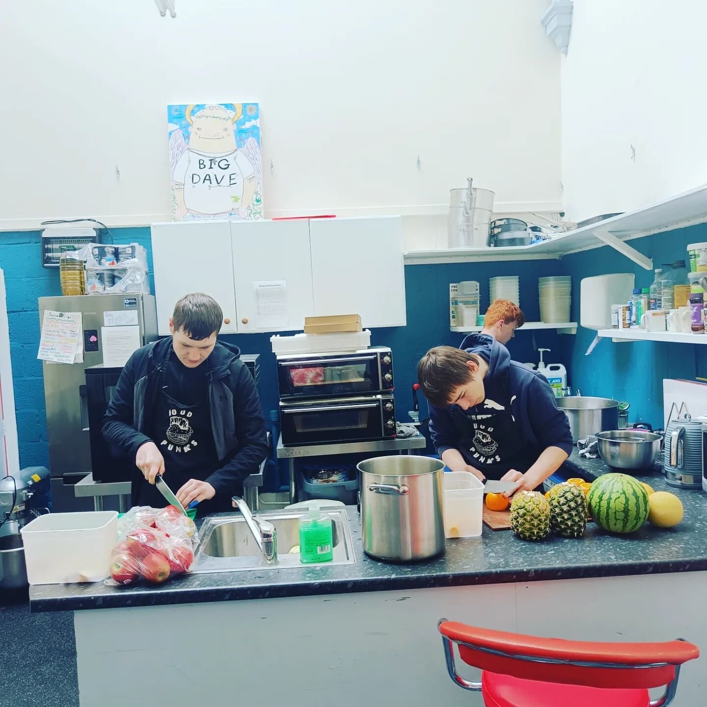 🌱 Fab morning down at the community garden with Greener Peebles today! 

👩&zwj;🍳 Our @food.punks cooked up some delicious pasta bakes and a banging fruit salad for the community meal - which meant several generations of happy bellies! 

⚽ Then thi