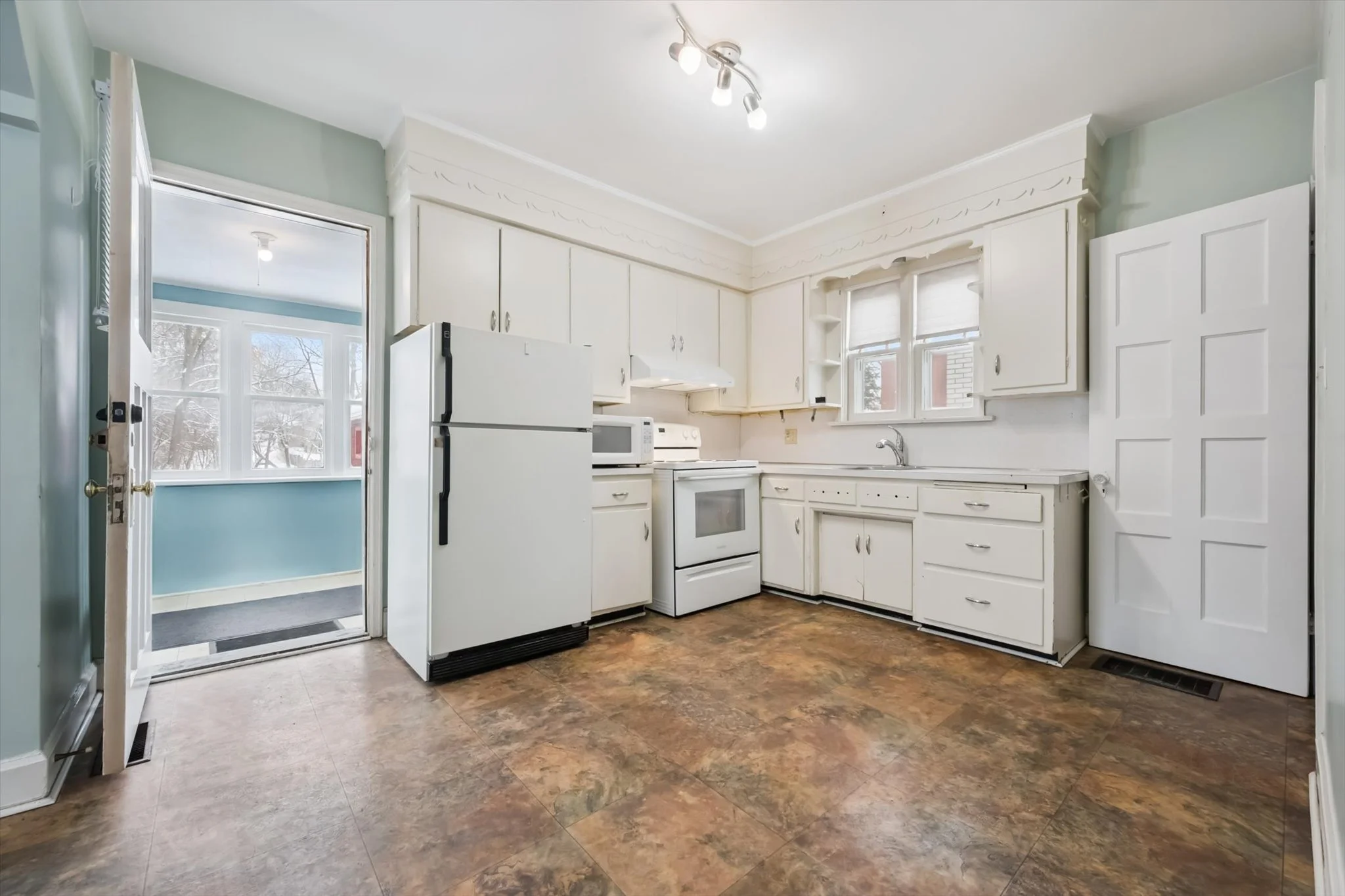 10-Stevenson St N 010.jpg