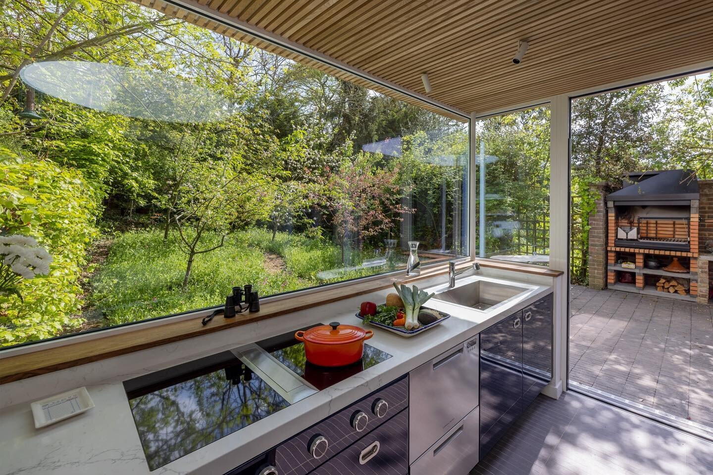 View from the kitchen of the recent Dulwich Wood project with @a_small_studio 
Featured in @dwellmagazine 
Check out the bio link for further images and link to the article.
.
.
.
.
.
#gardens #gardendesign #gardendesigner #londongarden #londongarden