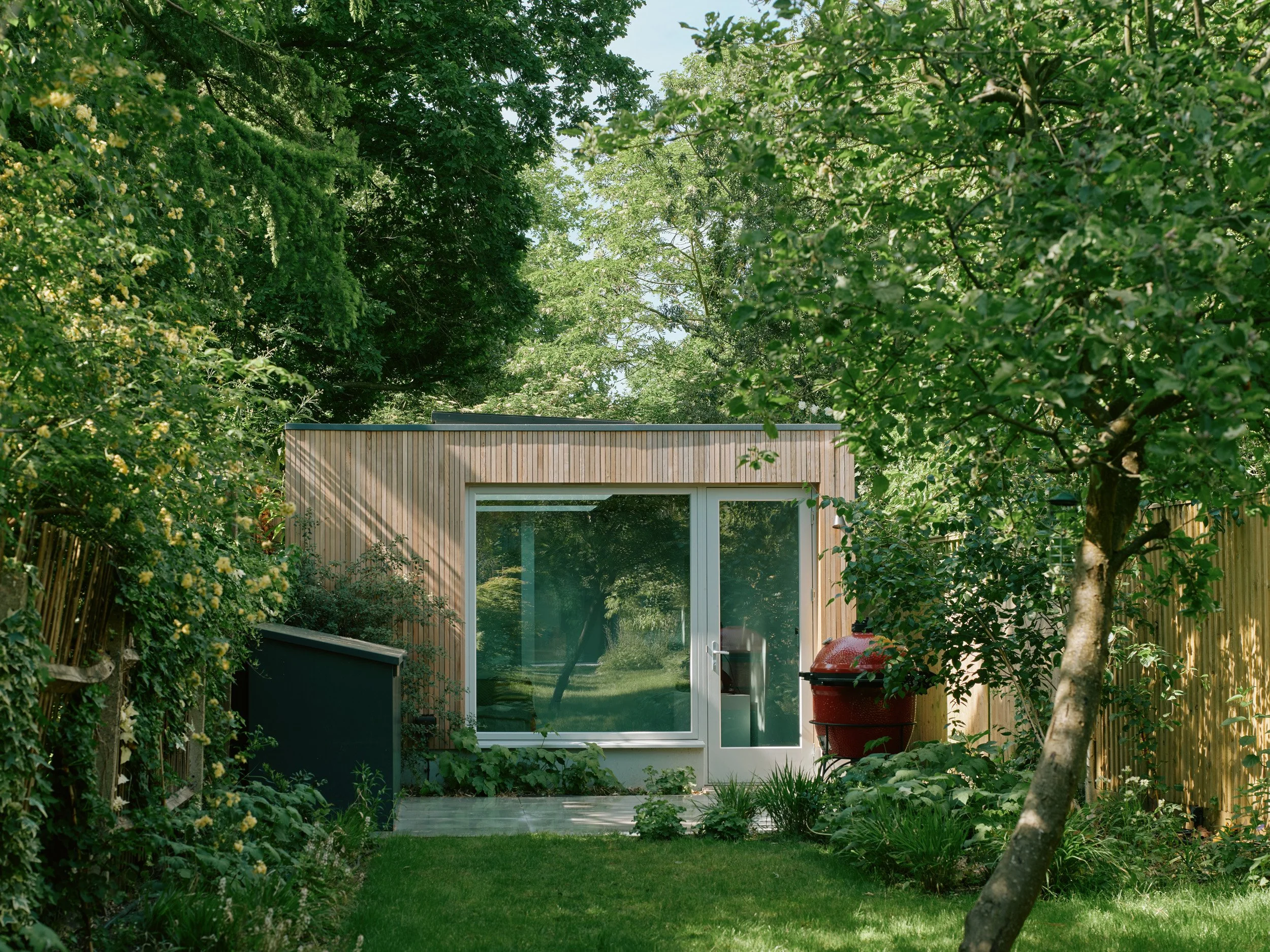 Dulwich-Parkside-House-R2-Studio-Architects-AS-010-garden-house-timber-barbecue.jpg
