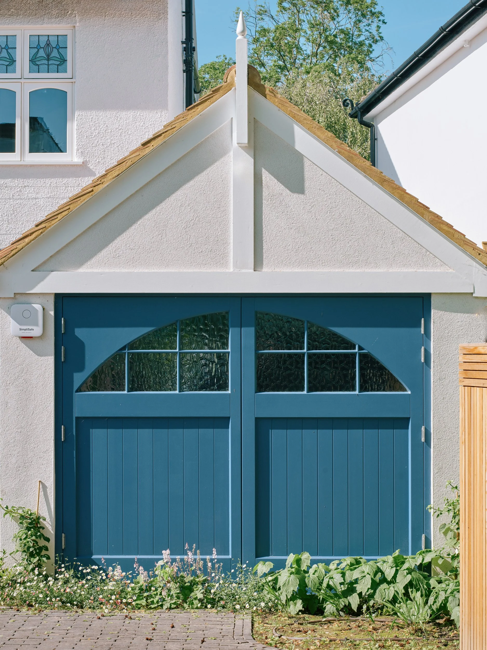 Dulwich-Parkside-House-R2-Studio-Architects-AS-004-blue-garage-door.jpg