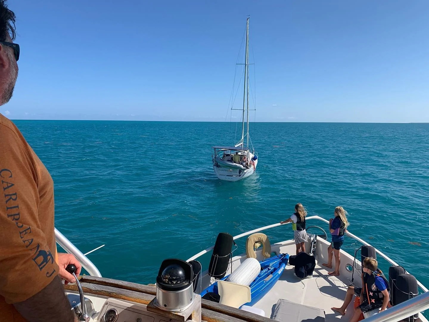 So this just happened! 🤗 Play date in the middle of the ocean! Found our boat buddies @sv_disciple_ship on their way to the Keys! We got to pull over and chat for a bit. How fun 🤩