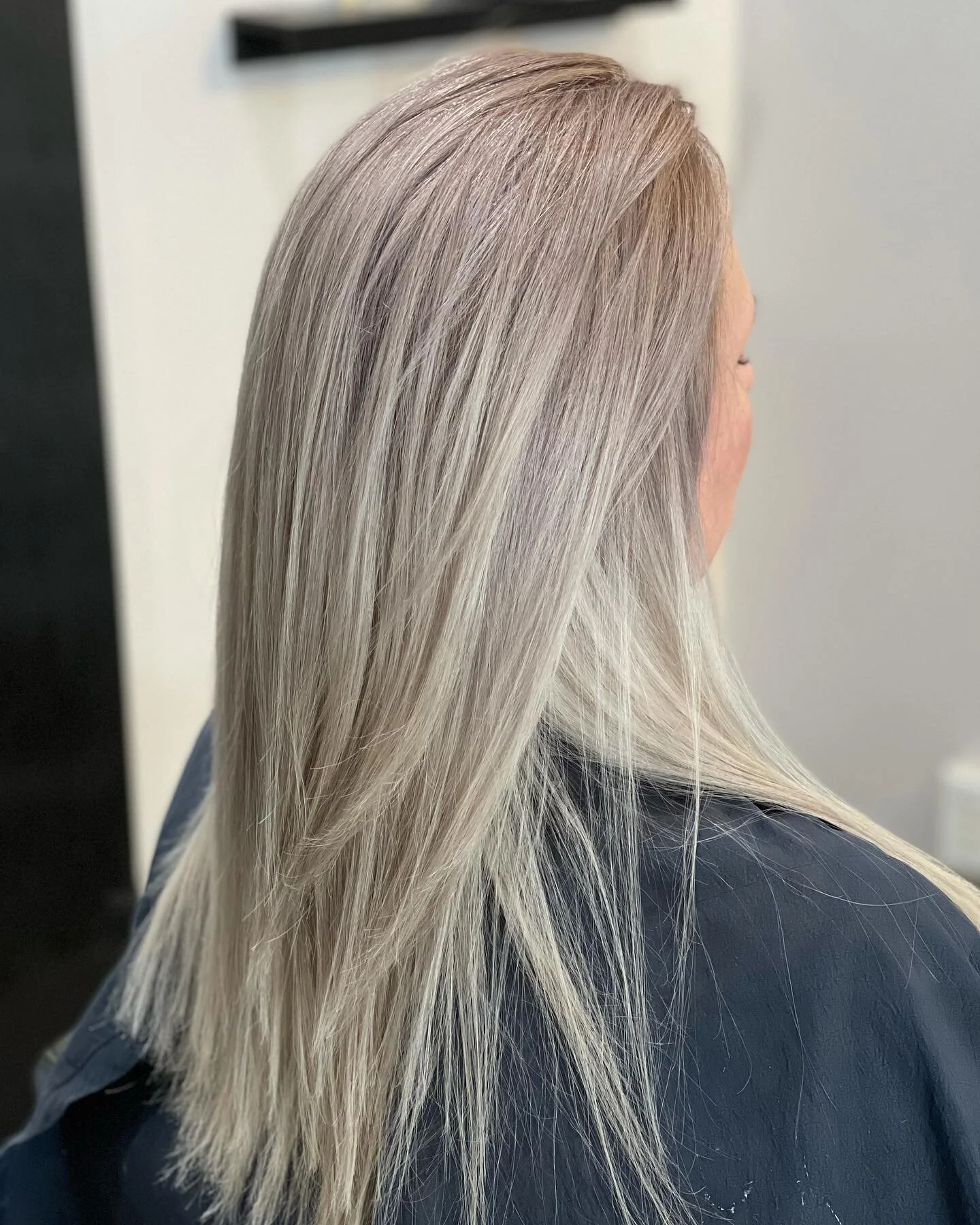 Did someone say blonde &hellip;. This beauty came in today and wanted to touch up her blonde and got exactly just that❤️ #blacklights #lafayetteindiana #westlafayetteindiana #blondehair #redkentoner #highlights