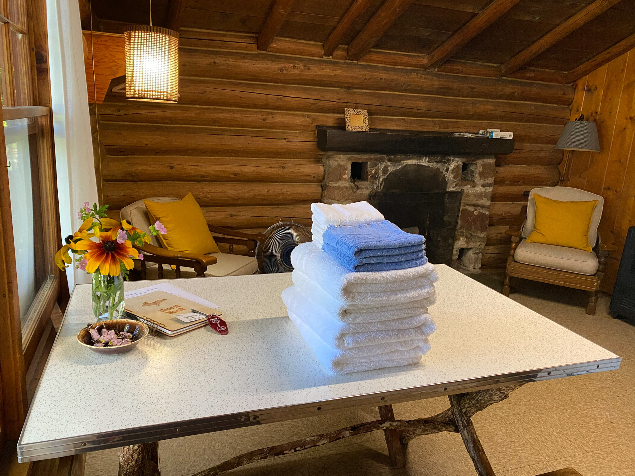 Manninen's Cabins, Otter Lake cabin rentals: Kolme log cabin