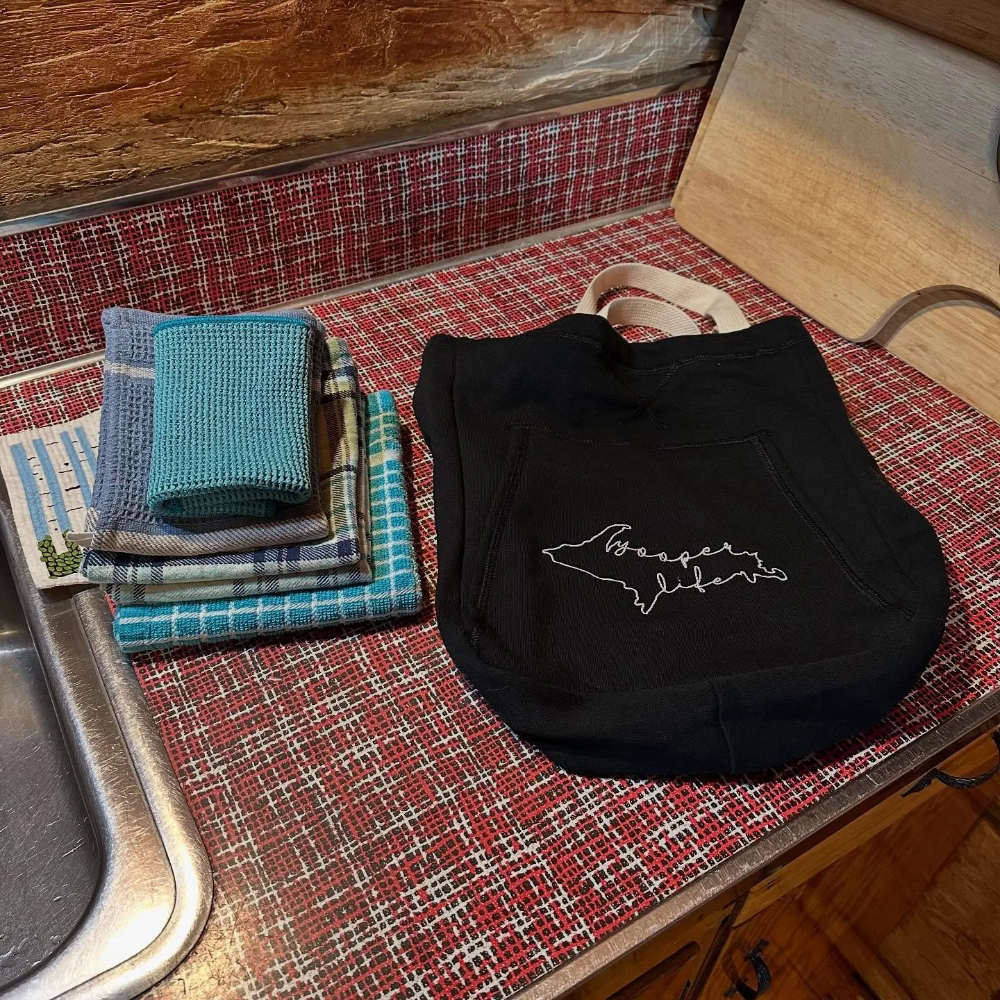 These tote bags from @yooperlife_906 are a lovely, simple design. A must have! manninenscabins.com #yooperlife_906 #yooperlife