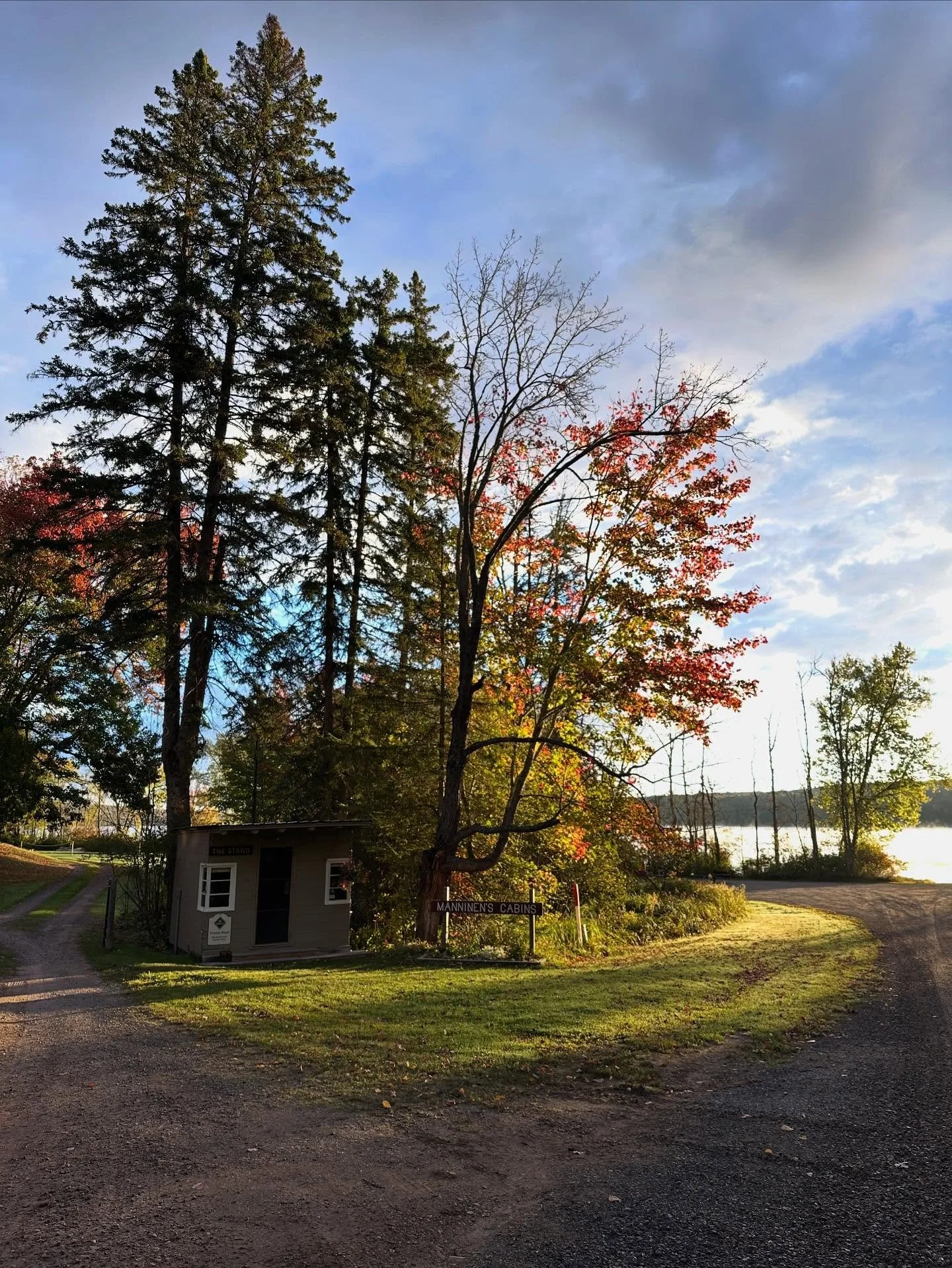Just another beautiful autumn day 🍁 manninenscabins.com #autumn #fallinmichigan #upperpeninsula #otterlakelife #manninenscabins