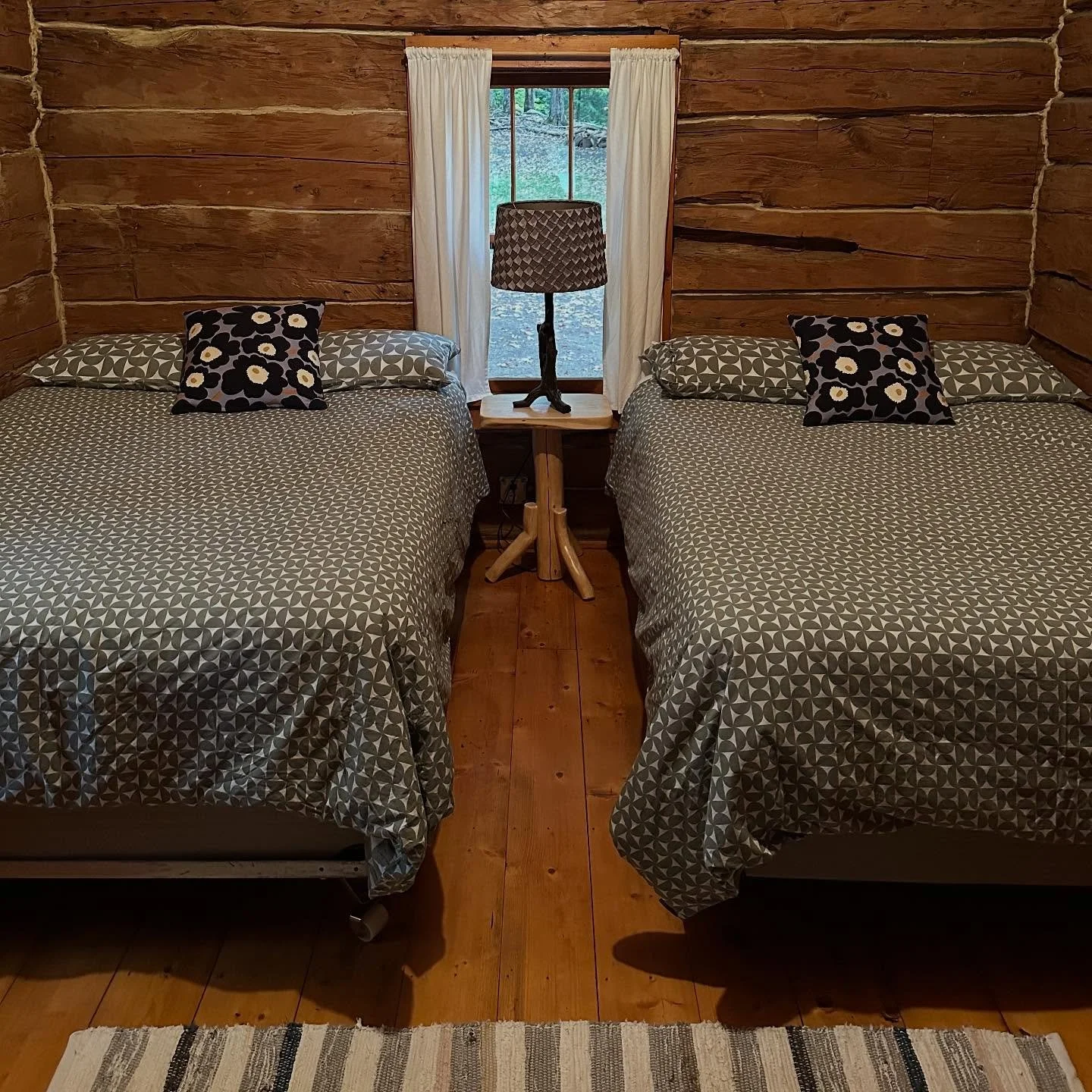 Different combos. Change is good. manninenscabins.com #yksicabin #marimekko #marimekkopillows #scandinavianliving #scandinavianstyle #nordicdecor #scandidecor #hyggedecor #hyggehome #rustic #scandicool #scandilove #scandiliving #hyggeliving #nordicsp