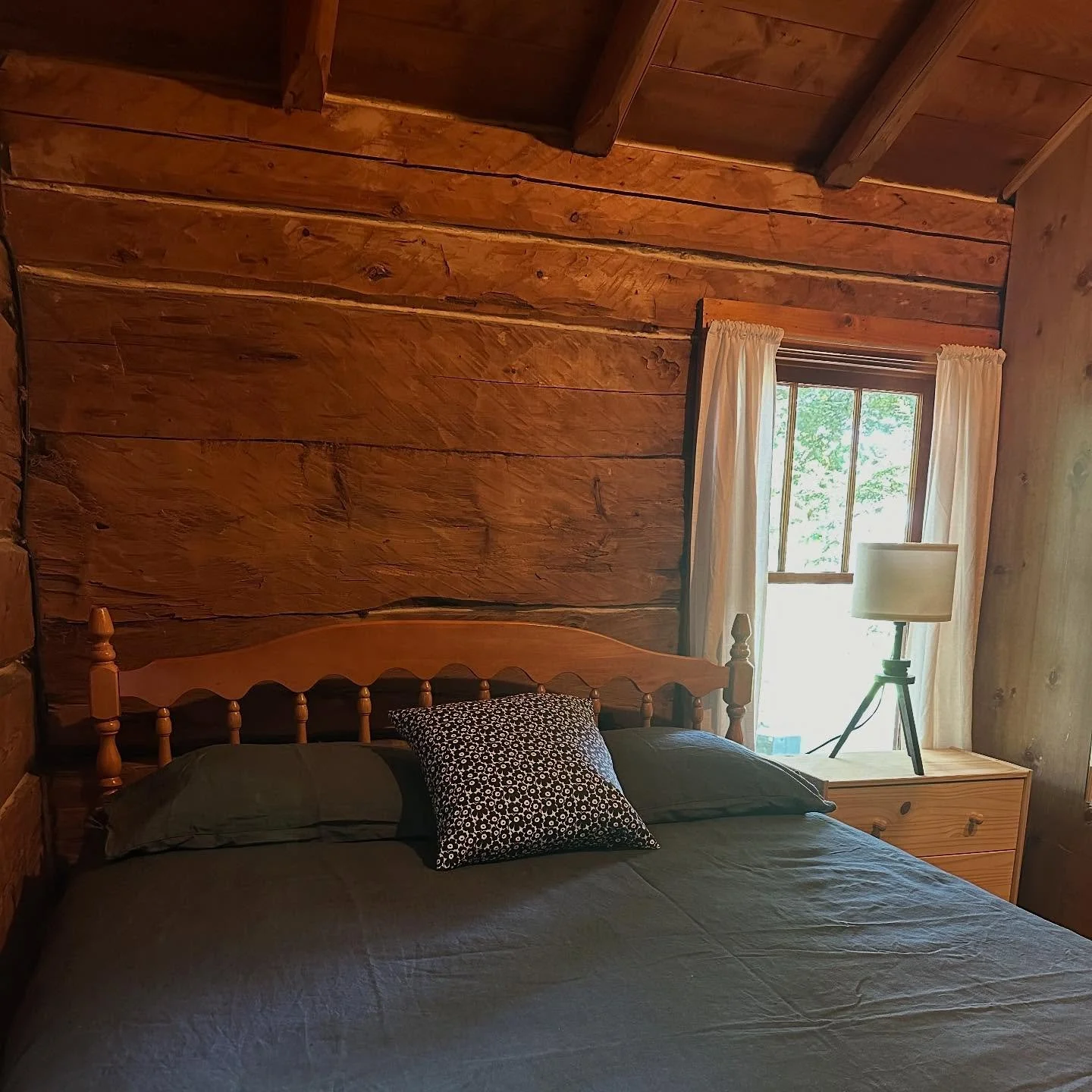 Your best sleep awaits 😴manninenscabins.com #yksicabin #bestsleep #relaxhere #refresh #unwind #otterlakelife #manninenscabins