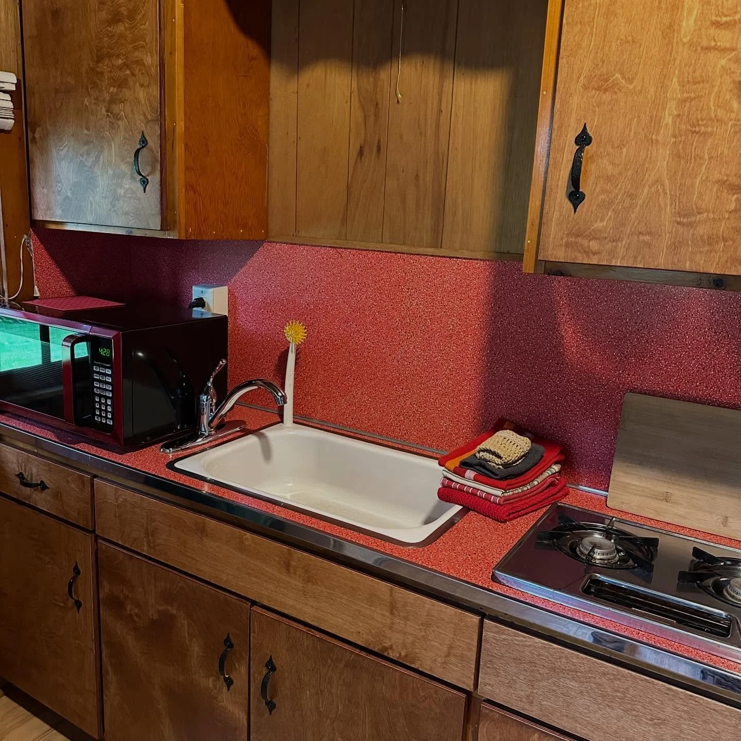 Kitchens with all you need. manninenscabins.com #cabinkitchens #cabincooking #cabinstylekitchen #otterlakelife #manninenscabins