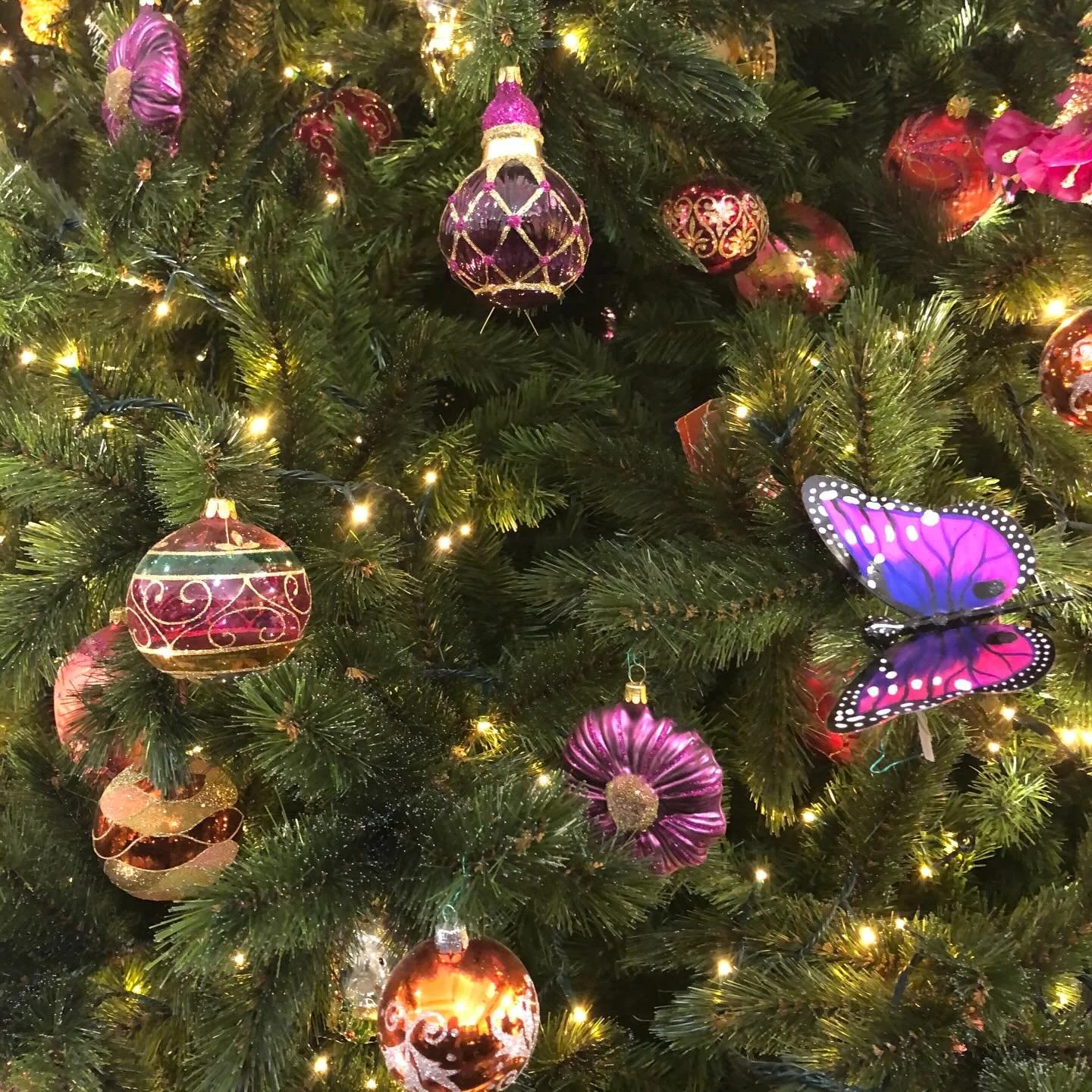 Christmas Eve. No matter what or who you celebrate tonight, let there be light: manninenscabins.com/cabin-blog/2025/12/24/the-eve #christmaseve #anticipation #donthesitate #yoopercabingrlblog #yoopercabingrl #michiganblogger #michiganblog #otterlakel