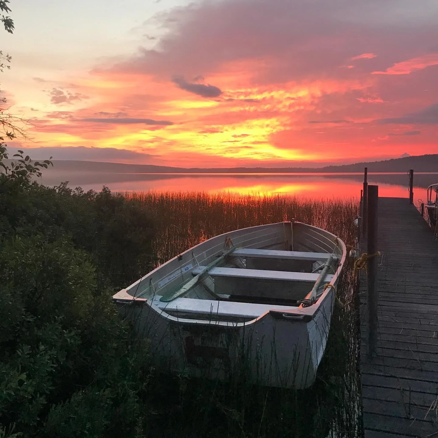 Ahhhh, those sunrises 😍 manninenscabins.com #otterlakelife #manninenscabins