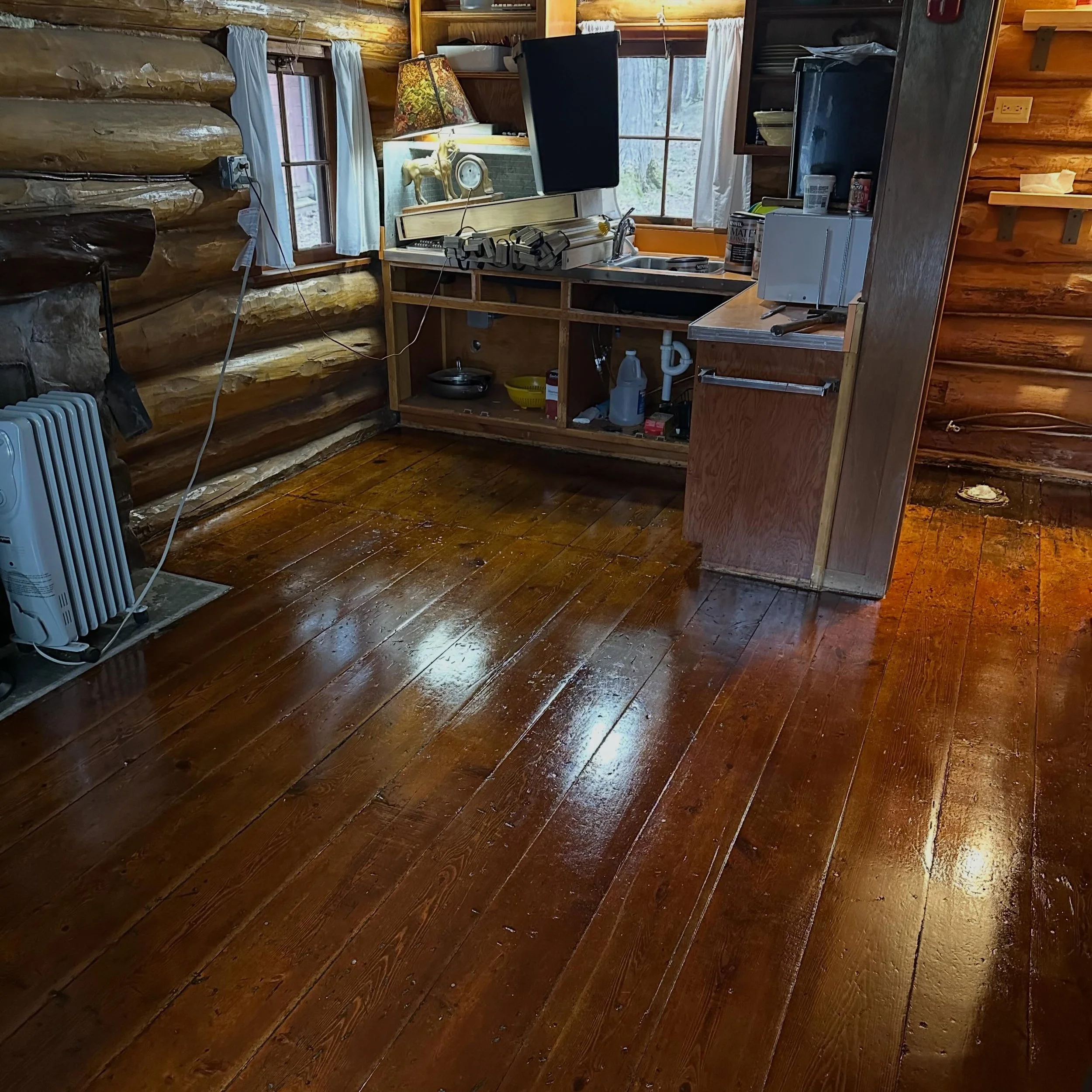 More upgrades! Freshly refinished floors in cabins 2-3-4-7 plus some cozy carpet tiles in No. 7 bedrooms and new heaters in cabins 2 and 3. Finally got rid of a truckload of old, worn tile from the floors. Yahoo 🤩 manninenscabins.com