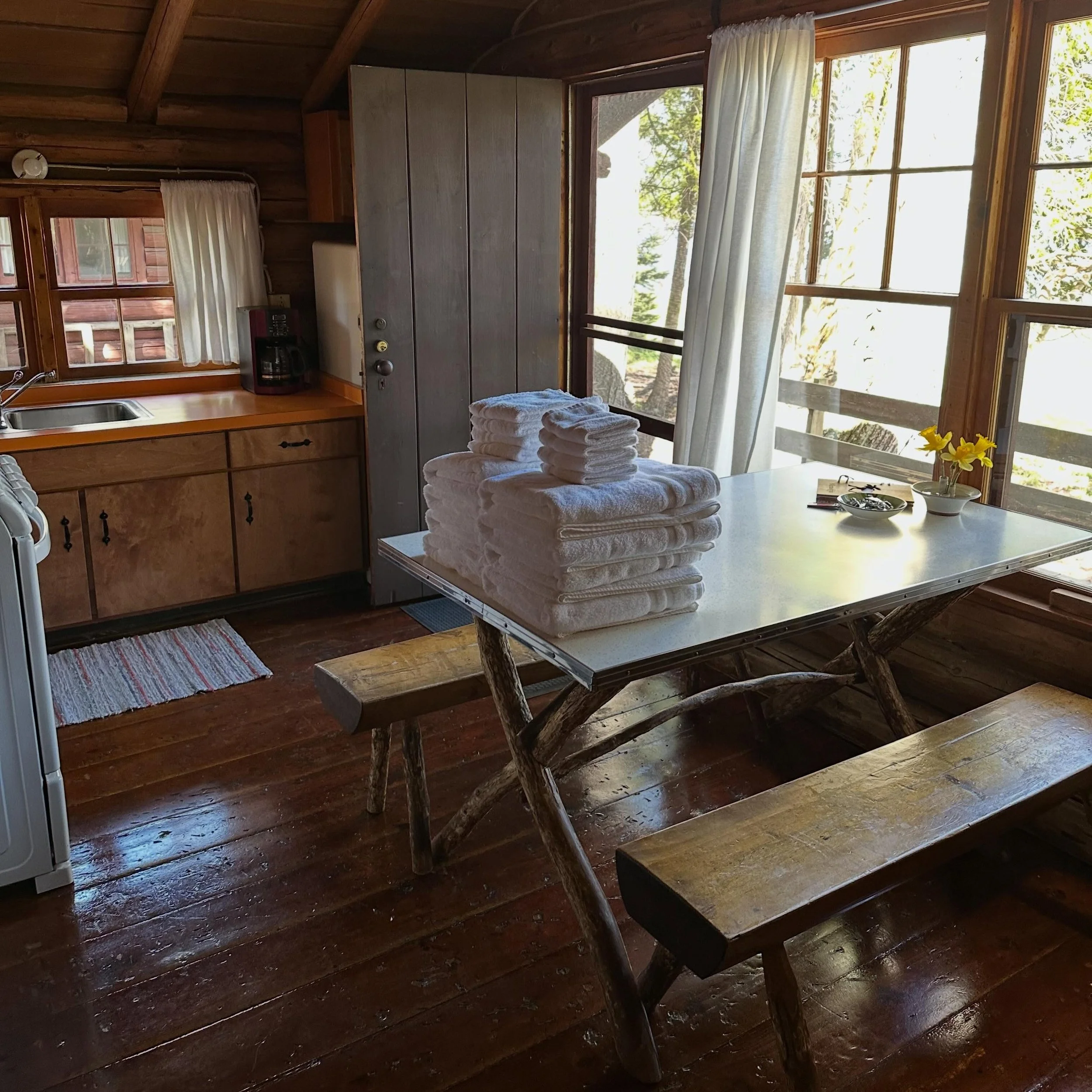 Kolme (No. 3) welcomed its first guests today. manninenscabins.com #kolmecabin #otterlakelife #manninenscabins