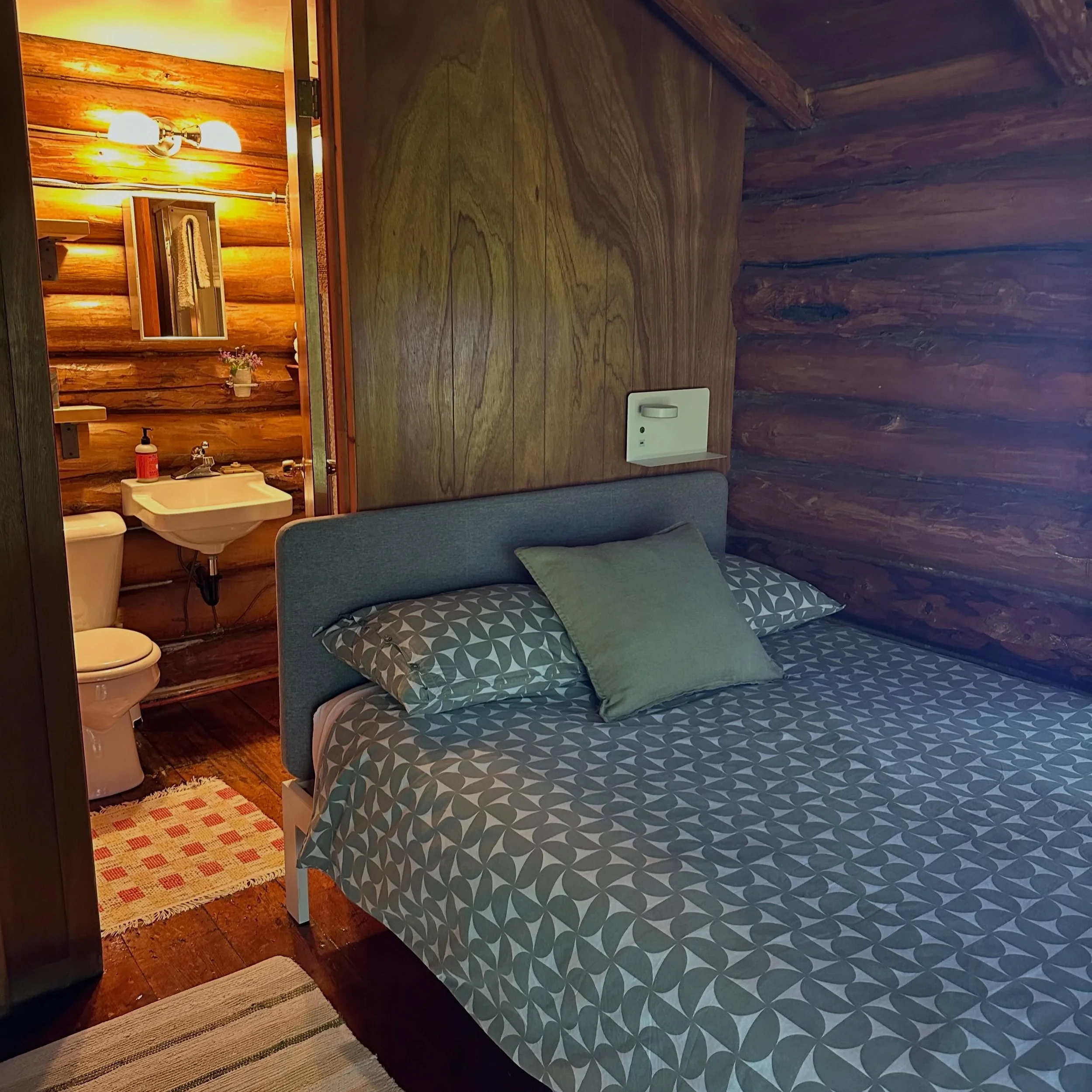 New floors and new cabinets in Nelj&auml; (No. 4). The Honeymoon Cabin is getting some extra love 💕 Book your stay now at manninenscabins.com. #neljacabin #otterlakelife #manninenscabins