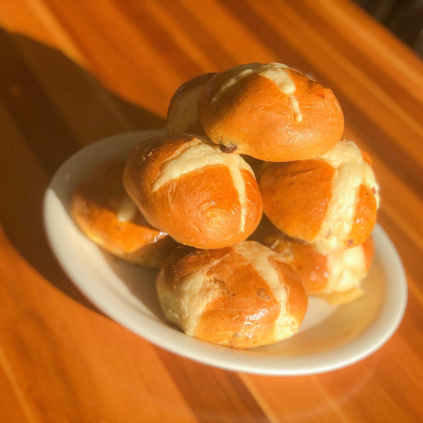 Come try our seasonal bread, the Hot Cross Bun! They are delicious brioche like breading with cinnamon, nutmeg, and raisins. Excellent for Easter Sunday 🐰🐣
.
.
.
.
.
#easterbread #easterpastry #hotcrossbuns #buns #bread #bakery #bakeryandcafe #cafe