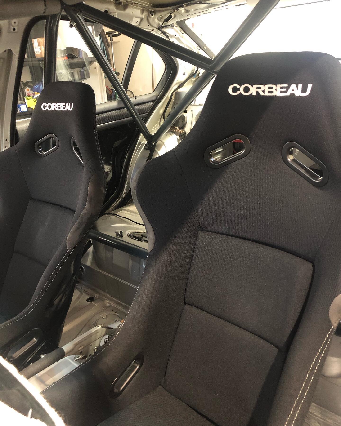 Our car project is slowly getting going. End towards the end. Bucket seats from Corbeau and consoles from Animalracing have found their new home. We also treated ourselves to some carbon for the center console. All that&rsquo;s missing is the belts a