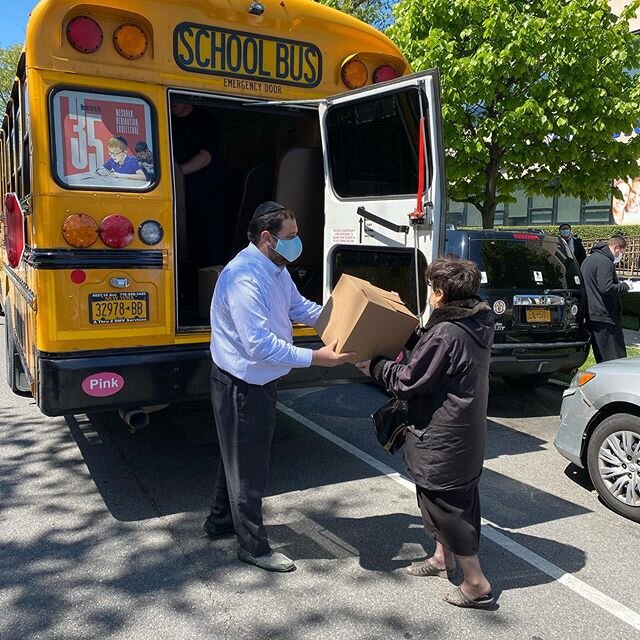 I was honored to assist the @jccmp today in distributing 2100 free lunches to families in the community and around the area. #communitycaring #marinepark #brooklyn #millbasin #covid19