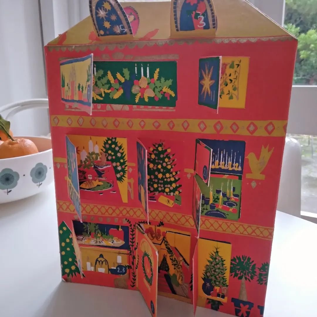 I know, I know, it's not filled with chocolate or beauty products, but instead this glorious @eastendpress advent calendar is filled with very beautiful and colourful pictures. What joy! Even my 9 year old is coming round to the idea that surprise pi