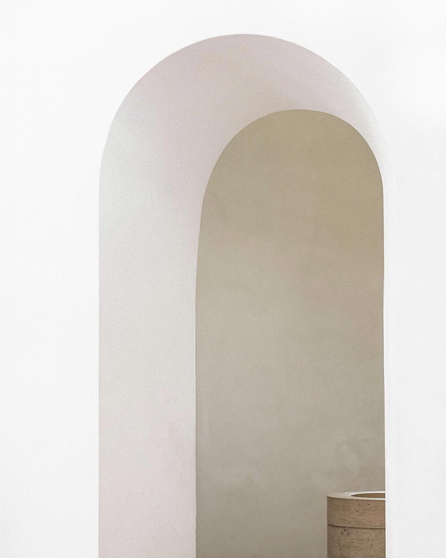 Archway 🤍

#minimalism #beautifulhomes #architecturedesign #interiordesigner #dreaminterior #staycationbali #vogueliving #dreamvacation #bali #photoshoot #balilife