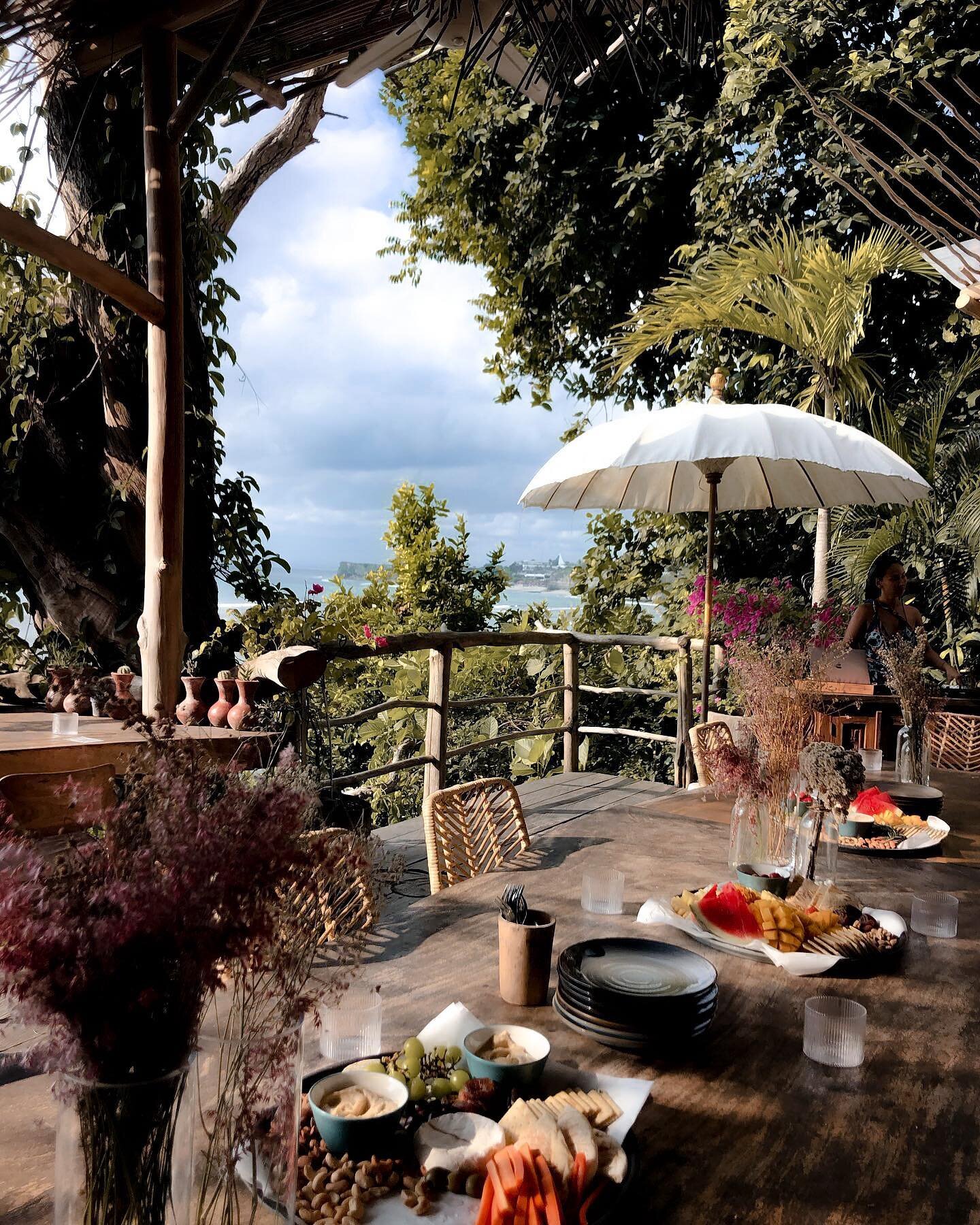 #islandfood 🥗what are you having?

📷 @wildrainbows_
#lifefood #thekorowaibali #oceanrestaurant #uluwatu #ilovetravel #tropical #staycationbali #islandlife #balitraveling #baliexploring #baligetaway #travelblogger