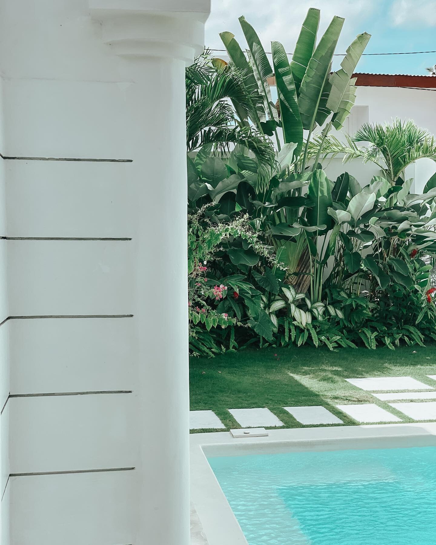 The touch of greenery though πΏ
#morningglory #balivilla #archdaily
