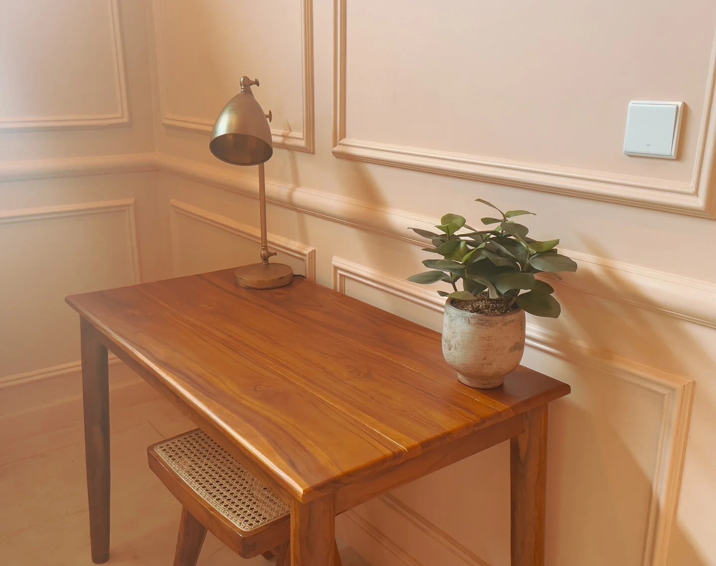 A perfect spot for starting your journal for the dayβ¨
*
*
*
 #norushvillas #bedroomdesign #vogueliving