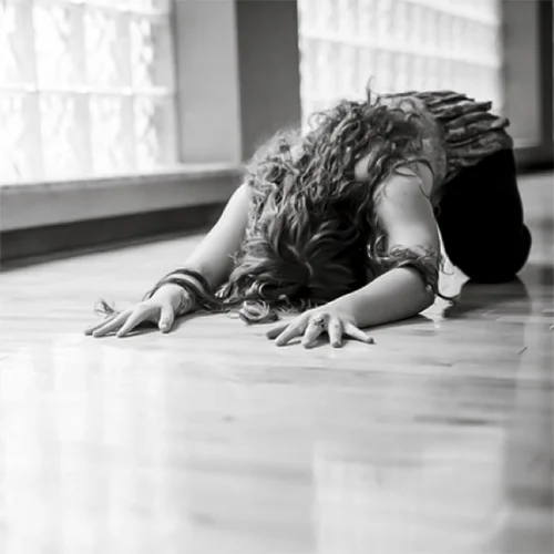 Ananda_Web_Zoe_Pose02.jpg