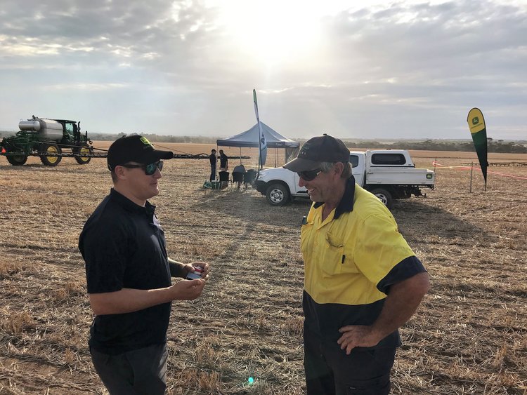 Mal+Thomson+(South+Stirlings)+hearing+about+the+John+Deere+carbon+fibre+boom+from+AFGRI+salesman+Jack.....jpeg