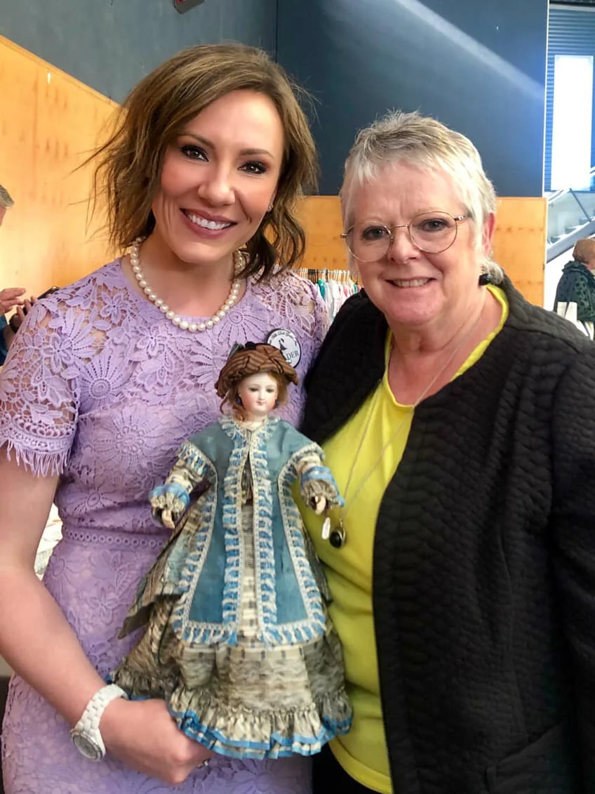 Gayle Purchasing a Smiling Bru from Rachel Hoffman in Australia.jpg