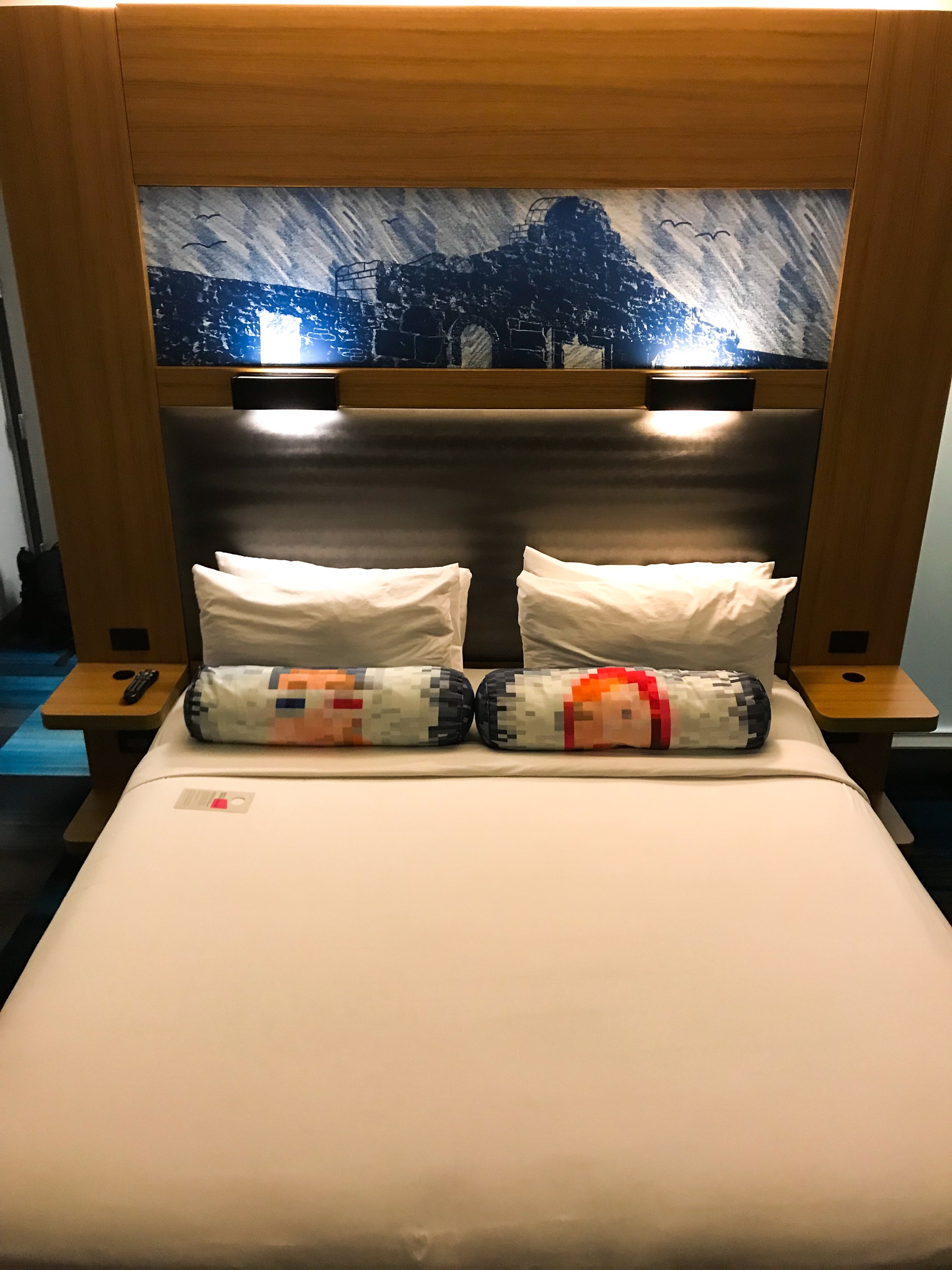 I did like the reading lights above the bed and the use of local art - The Alamo was pained on the headboard.
