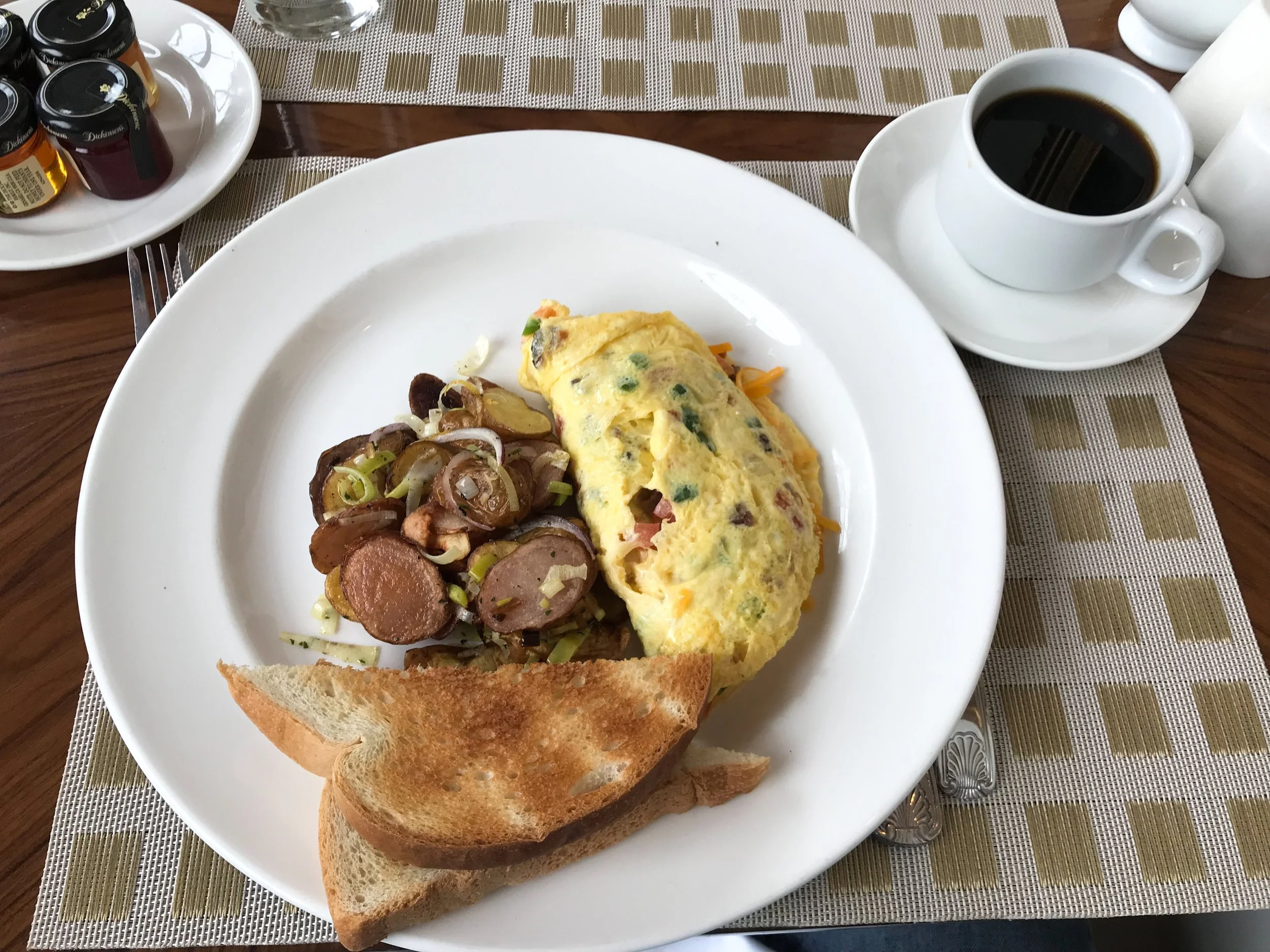 There was no lounge, but Marriott Bonvoy Platinum elites and higher receive a credit to be used at the lobby restaurant.