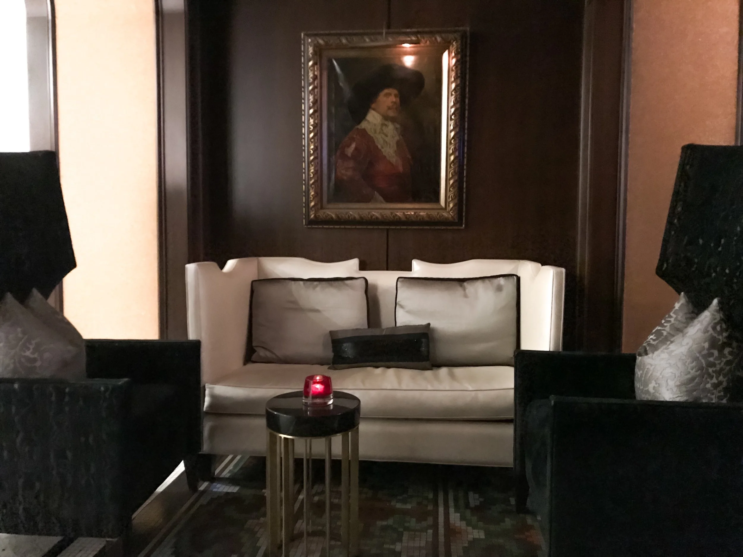 The lobby bar, The St. Anthony Club, is where Southwest Airlines’ founder Herb Kelleher first came up with the concept of the airline.