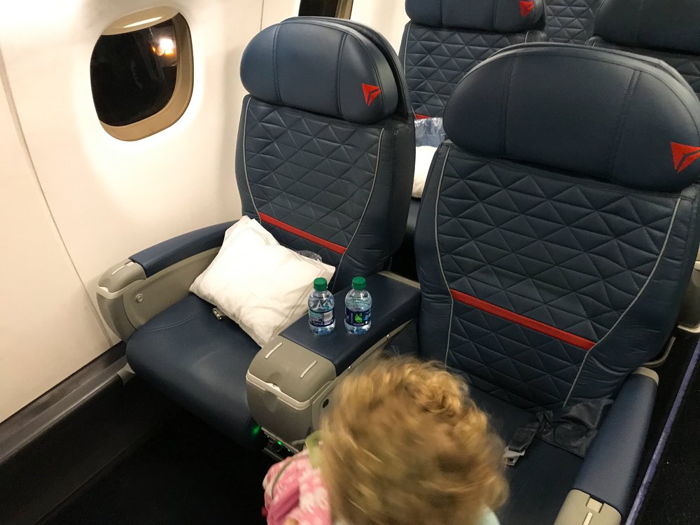Delta First Class Erj 175 Milwaukee Salt Lake City Officer Wayfinder - Does Delta Airlines Charge For Car Seats